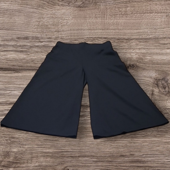 WOMEN'S KATE & MALLORY FLARE CAPRI LEGGINGS - Picture 2 of 5